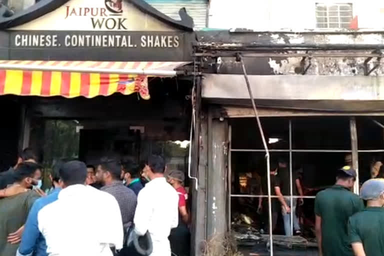 एसी में शॉर्ट सर्किट से कैफे में लगी आग, Fire in cafe due to short circuit in AC