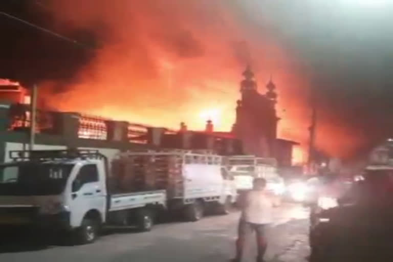 huge-fire-broke-out-in-a-wooden-warehouse-in-ambala