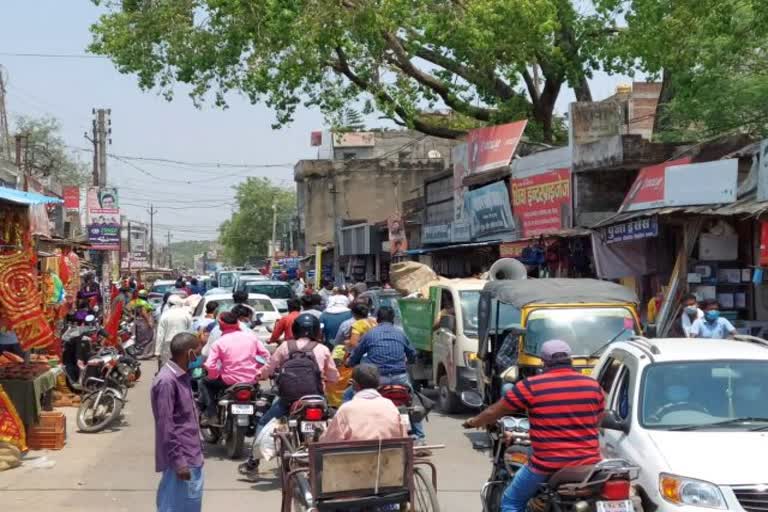 crowd-in-market-before-lockdown-in-surjupar-district