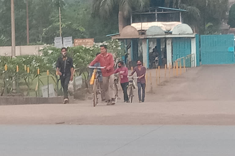 Laborers without masks