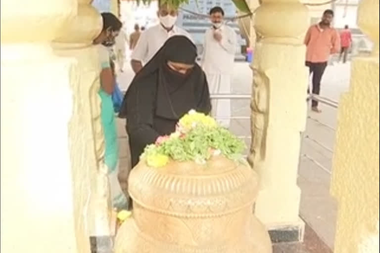 MUSLIM DEVOTEES VISIT LORD VENKATESWARA TEMPLE AT KADAPA