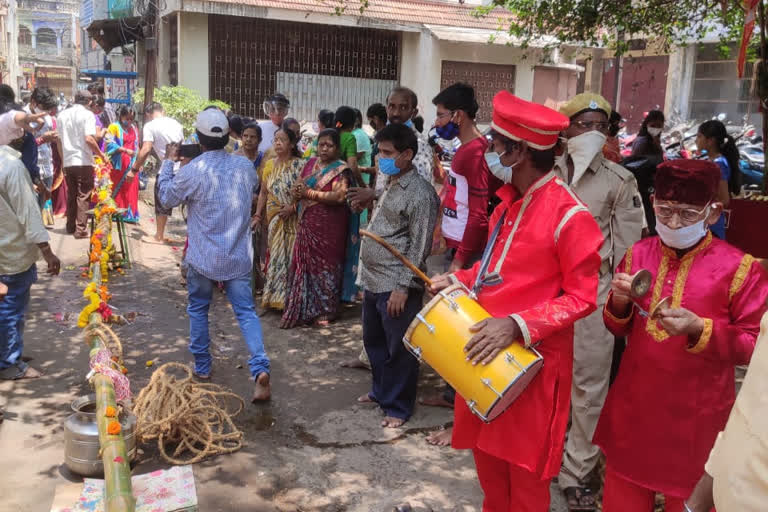 ପଞ୍ଚମ ଦିନରେ ବୁଢୀ ଠାକୁରାଣୀ ଯାତ୍ରା ,   ଅସ୍ଥାୟୀ ମନ୍ଦିର ସମ୍ମୁଖ ସ୍ଥାପନ ହେଲା ଧର୍ମଝଣ୍ଡା