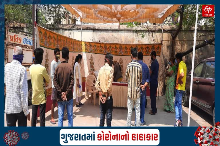 લુણાવાડા ખાતે ત્રણ કોરોના ટેસ્ટિંગ ડોમ ઉભા કરી 250 જેટલા RTPCR- રેપીડ એન્ટિજન ટેસ્ટ કરવામાં આવ્યા