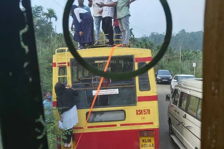 adventurous ride on top of a rented ksrtc bus  ride on top of a rented ksrtc bus in wayanad  വാടകക്കെടുത്ത സർക്കാർ ബസിന്‍റെ മുകളിൽ കയറി യാത്ര  സുൽത്താൻ ബത്തേരി