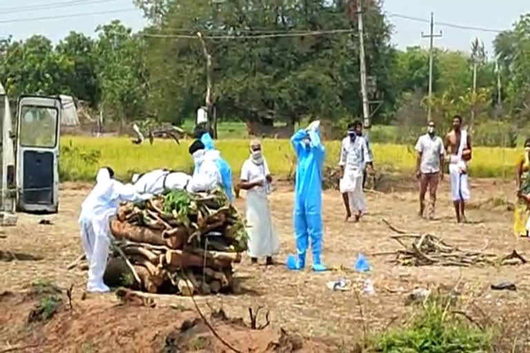 The son woman who died with corona in Karimnagar district wearing PPE kits and conducting a funeral