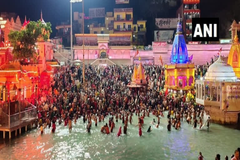 Kumbh 2021: Devotees participate in third 'Shahi Snan' in Haridwar  കുംഭമേള  കുംഭമേള ഷാഹി സ്‌നാൻ  ഷാഹി സ്‌നാൻ  ഉത്തരാഖണ്ഡ്  കുംഭമേള കൊവിഡ്  third 'Shahi Snan'  Kumbh 'Shahi Snan  'Shahi Snan  Kumbh covid