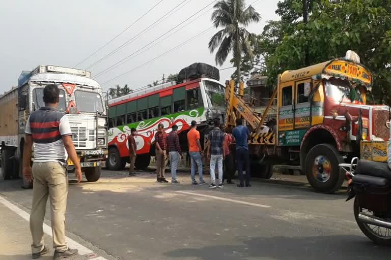 হুগলিতে যাত্রীবাহী বাস-এসইউভির মুখোমুখি সংঘর্ষে মৃত 3, আহত 1