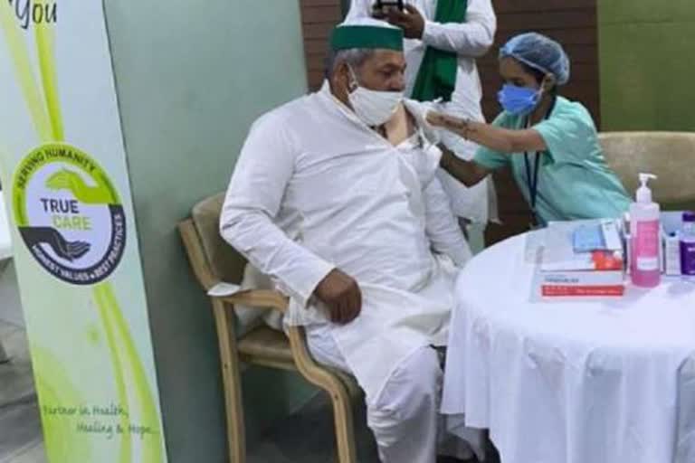 Rakesh Tikait gets vaccinated in hospital near protest site