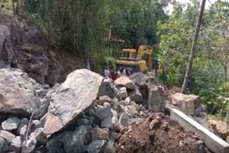 locals allege illegal granite mining  illegal granite mining  അനധികൃത കരിങ്കൽ ഖനനം നടത്തിയതായി പരാതി  അനധികൃത കരിങ്കൽ ഖനനം  ഇല്ലിക്കൽ നീർച്ചാൽ  മോസ്കോ - അഞ്ചുമല റോഡ്