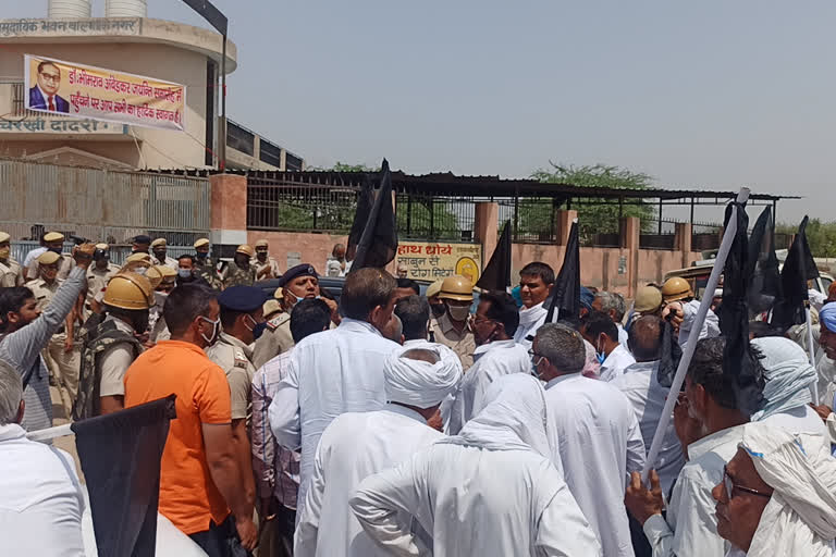 Charkhi Dadri: Babita Fougat reached the Ambedkar Jayanti program, farmers protested