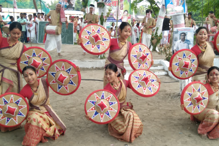 অভিযাত্ৰীৰ উদ্যোগত নাওবৈচাত মুকলি বিহু কঁহুৱা উদযাপন