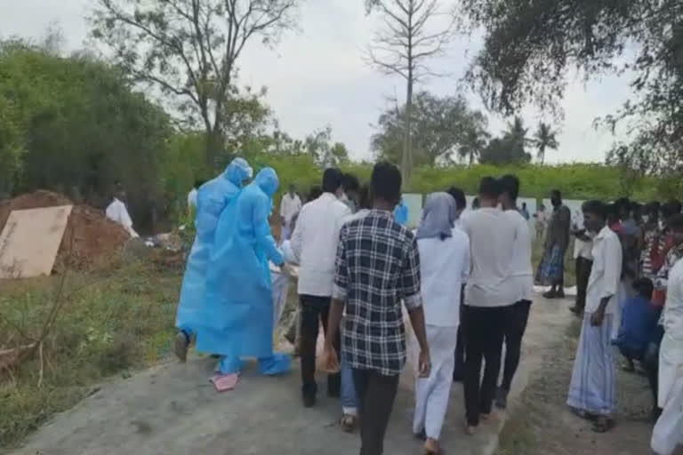 Two corona deadbodies changed in Cuddalore Government Hospital, கடலூரில் கொரோனாவால் இறந்தவர்களின் உடல்களை மாற்றி மாற்றி கொடுத்ததால் பரபரப்பு