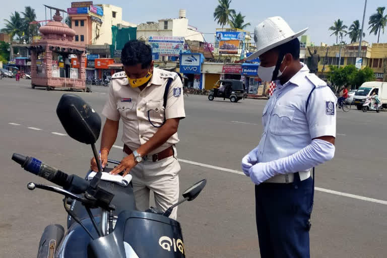 ওড়িশাত মাস্ক নিপিন্ধি খোদ আৰক্ষীয়ে ভৰিলে ২ হাজাৰ টকাৰ জৰিমনা