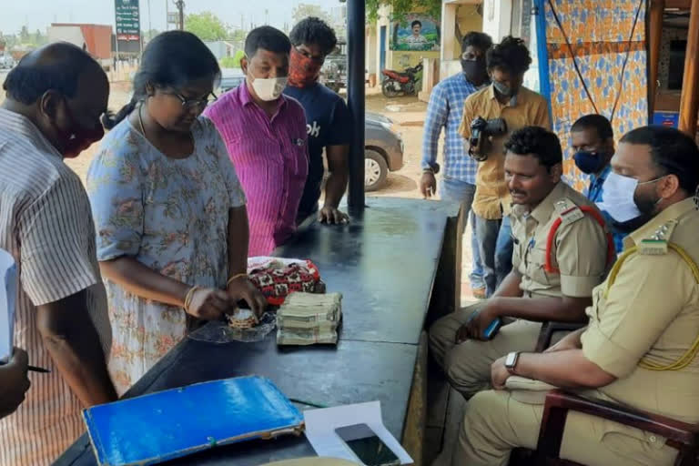 బంగారం, నగదు పట్టివేత