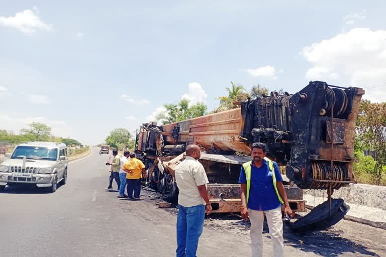 Crane fire accident  A Man dead by Crane fire accident  A Man dead by Sudden fire accident in a crane vehicle at Salem  ராட்சத கிரேன் வாகனத்தில் திடீர் தீ விபத்து  கிரேன் தீ விபத்து  சேலம் கிரேன் தீ விபத்து  Salem Crane fire accident