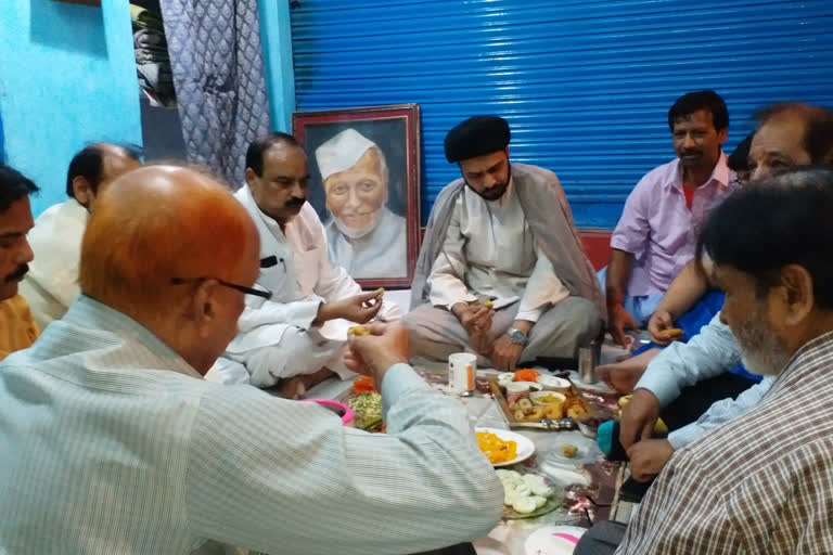 iftar party organized at bharat ratna ustad bismillah khan's home in varanasi