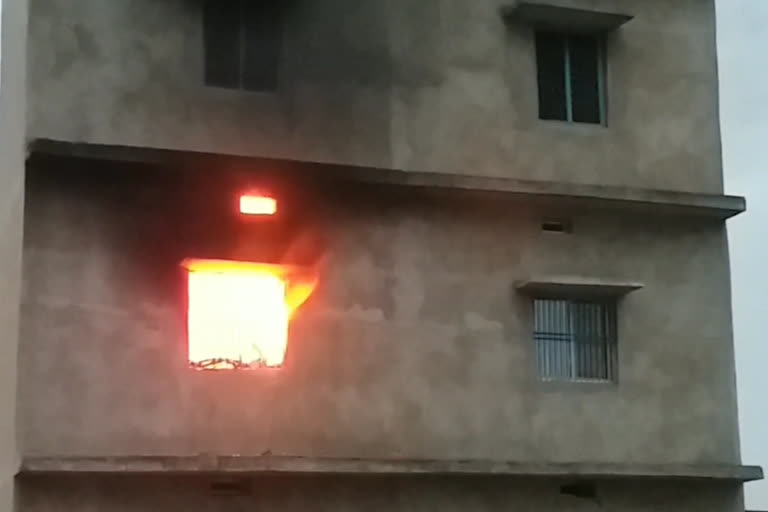 fire in house due to short circuit in Koderma