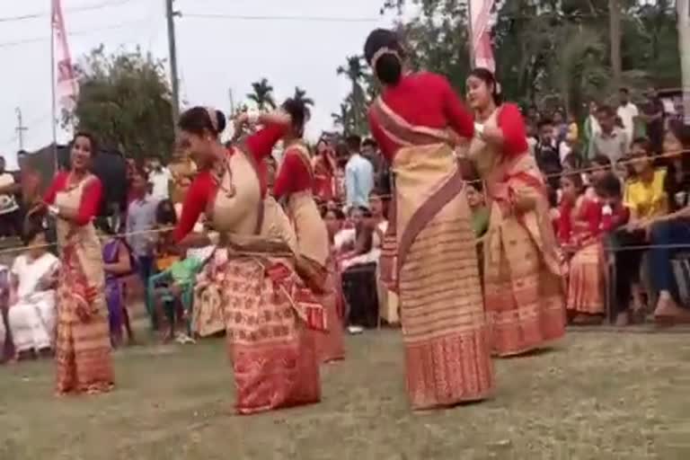 কলিয়াবৰত মুকলি বিহুৰে ৰাইজে আদৰিছে উন্মনা ব’হাগক