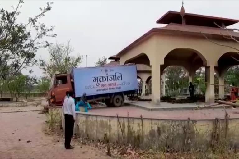 dead-bodies-are-being-taken-by-trucks-to-the-crematorium-in-raipur