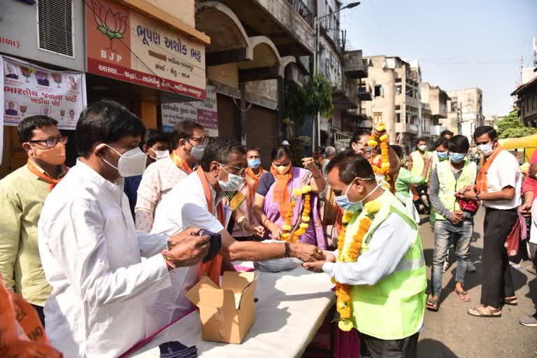 અમદાવાદના મેયરની ઉપસ્થિતિમાં કોરોના ગાઇડલાઇનના ખુલ્લેઆમ ધજાગરા