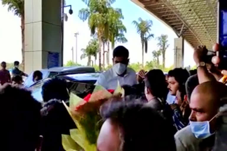 grand welcome to nara lokesh at rajamhendra varam airport