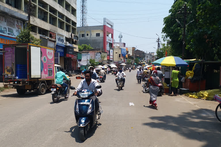 बार्शीत संचारबंदीचे आदेश पायदळी; रस्त्यावर नागरिकांची वर्दळ कायम