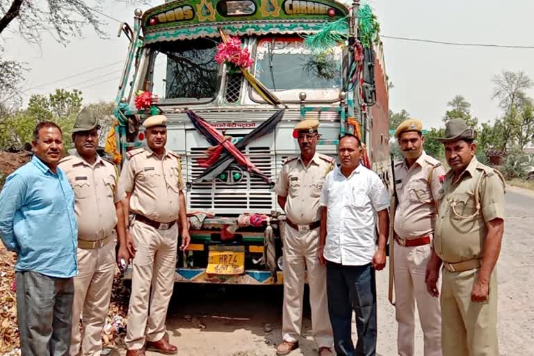 crime news  kaman news  35 cattle made free  A truck full of bovine seized  भरतपुर न्यूज  कामां न्यूज  गोवंश से भरा ट्रक जप्त  35 गोवंश कराए मुक्त