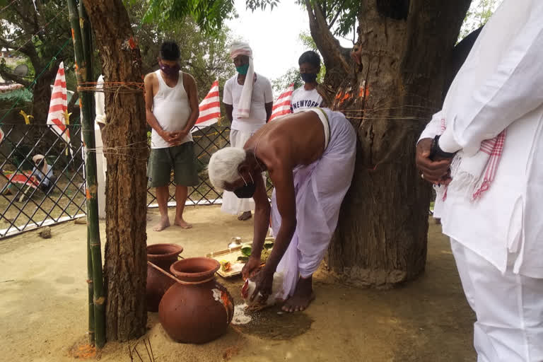 pahan worshiped at Sarna Sthal on sarhul festival in ranchi