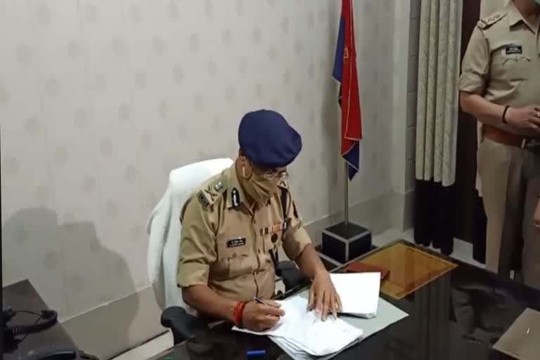 पुलिस कमिश्नर.