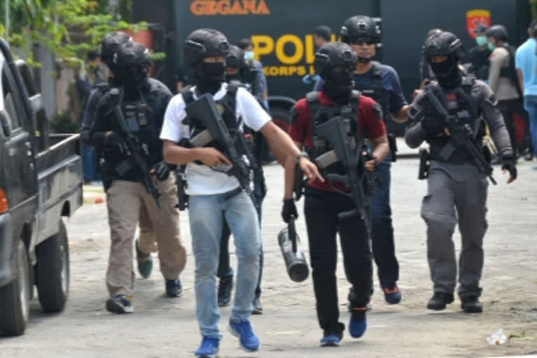 Indonesian police kills suspect  suspect linked to church attack  suspect linked to church attack killed  indonesia church attack  indonesia church attack suspect killed  ചാവേർ ആക്രമണം  ഇന്തോനേഷ്യൻ ചാവേർ ആക്രമണം  പൊലീസ്  വെടിവെച്ചു കൊന്നു  സേക്രഡ് ഹാർട്ട് ഓഫ് ജീസസ് കത്തീഡ്രൽ  ഇസ്ലാമിക് സ്റ്റേറ്റ്  തീവ്രവാദി