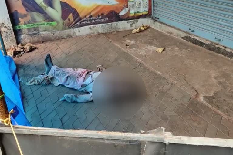 Murder  A Karnataka native was found dead in Kasargod  Karnataka native was found dead  dead in Kasargod  ര്‍ണാടക സ്വദേശിയെ മരിച്ച നിലയില്‍ കണ്ടെത്തി  കര്‍ണാടക സ്വദേശി മരിച്ച നിലയില്‍