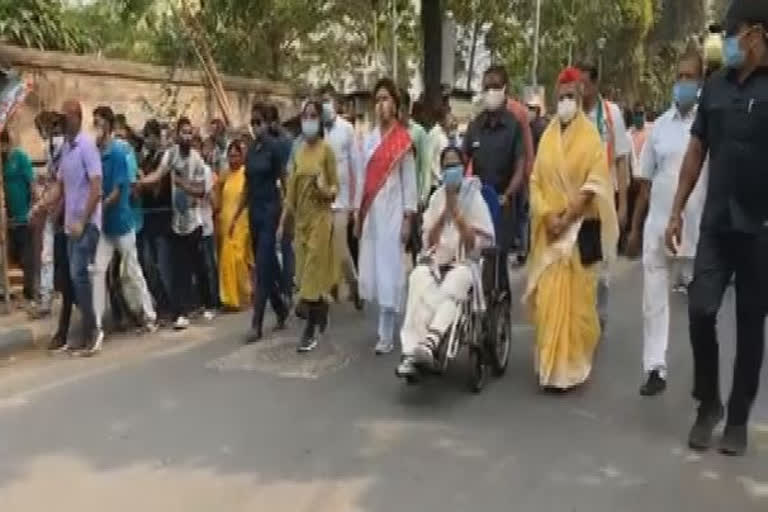 mamata banerjee and Jaya Bachchan hold a roadshow in kolkata