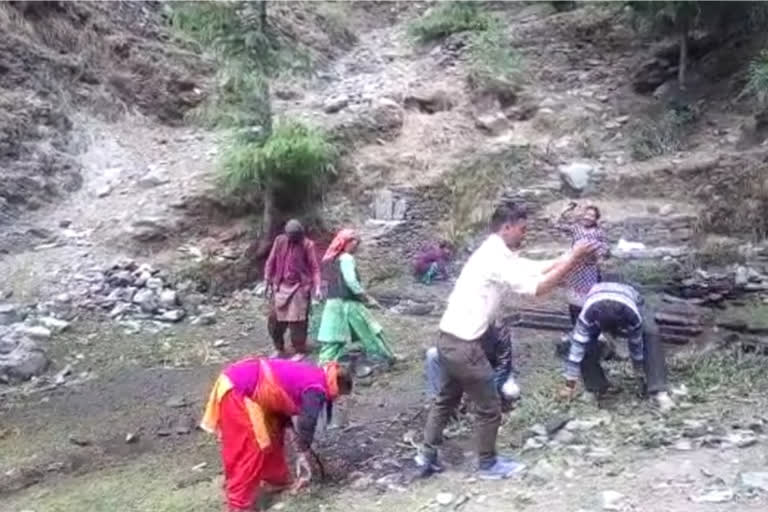 Himachal Day celebrated by cleaning women's drinking water sources