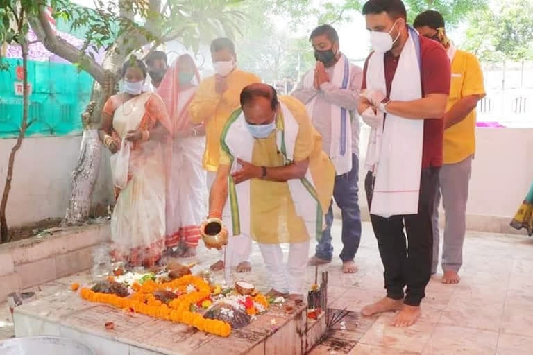 Former CM Raghuvar Das joins Sarhul Pooja in Jamshedpur