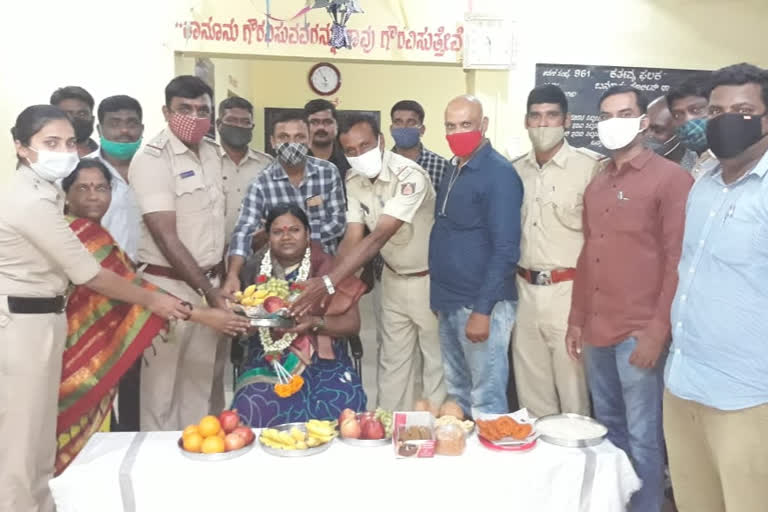 Woman constable baby shower program, Woman constable baby shower program in police station, Woman constable baby shower program news, Bannuru police station, ಮಹಿಳಾ ಪೇದೆಗೆ ಸೀಮಂತ, ಪೊಲೀಸ್ ಠಾಣೆಯಲ್ಲಿ ಮಹಿಳಾ ಪೇದೆಗೆ ಸೀಮಂತ, ಮೈಸೂರಿನ ಬನ್ನೂರು ಪೊಲೀಸ್ ಠಾಣೆಯಲ್ಲಿ ಮಹಿಳಾ ಪೇದೆಗೆ ಸೀಮಂತ, ಬನ್ನೂರು ಪೊಲೀಸ್ ಠಾಣೆ,