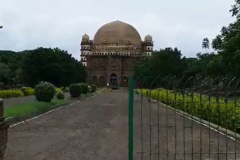 Tourism close for corona rise, Tourism close for corona rise in Vijayapura, Vijayapura Tourism close, Vijayapura Tourism close news, ಕೊರೊನಾ ಎಫೆಕ್ಟ್ ಐತಿಹಾಸಿಕ ಸ್ಮಾರಕಗಳ ಪ್ರವೇಶಕ್ಕೆ ನಿರ್ಬಂಧ, ವಿಜಯಪುರದಲ್ಲಿ ಕೊರೊನಾ ಎಫೆಕ್ಟ್ ಐತಿಹಾಸಿಕ ಸ್ಮಾರಕಗಳ ಪ್ರವೇಶಕ್ಕೆ ನಿರ್ಬಂಧ, ವಿಜಯಪುರ ಟೂರಿಸಂ ಬಂದ್​, ವಿಜಯಪುರ ಟೂರಿಸಂ ಬಂದ್​ ಸುದ್ದಿ,