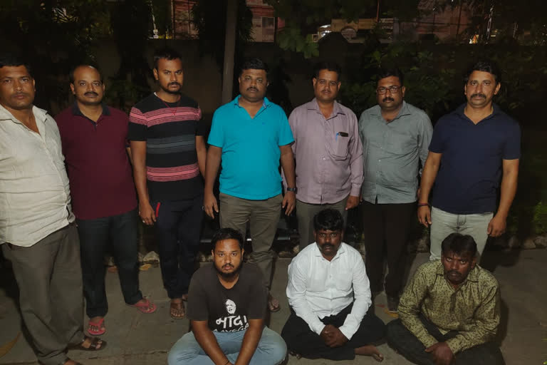 Three accused arrested, Three accused arrested for IPL betting in Vijayapura, Vijayapura crime news, ಮೂವರು ಆರೋಪಿಗಳು ಬಂಧನ, ಐಪಿಎಲ್​ ಬೆಟ್ಟಿಂಗ ಸಂಬಂಧ ಮೂವರು ಆರೋಪಿಗಳು ಬಂಧನ, ವಿಜಯಪುರ ಅಪರಾಧ ಸುದ್ದಿ,