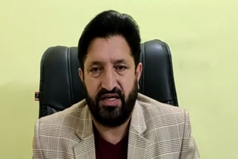 'سرکاری سہولیات حاصل کرنے کے لئے آدھار کارڈ بینک اکاؤنٹ سے منسلک کریں'