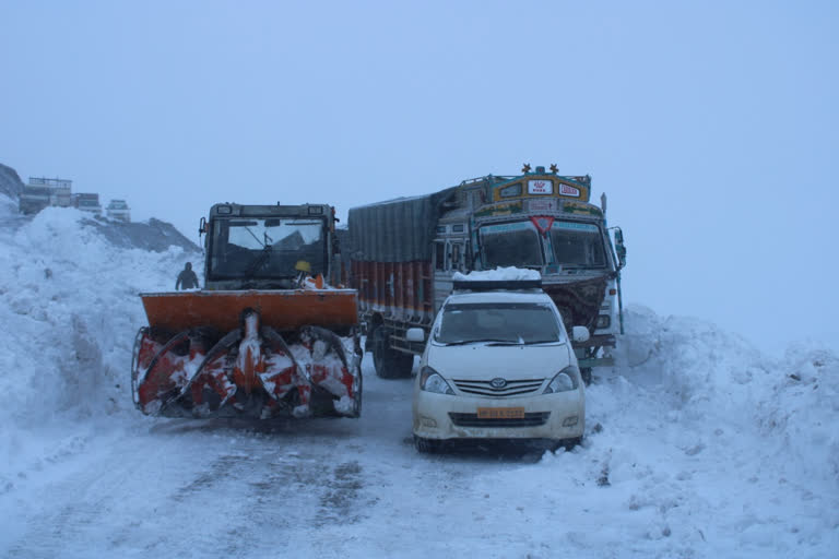 Police rescues truck driver and tourists stranded amid snowfall in Baralacha Pass