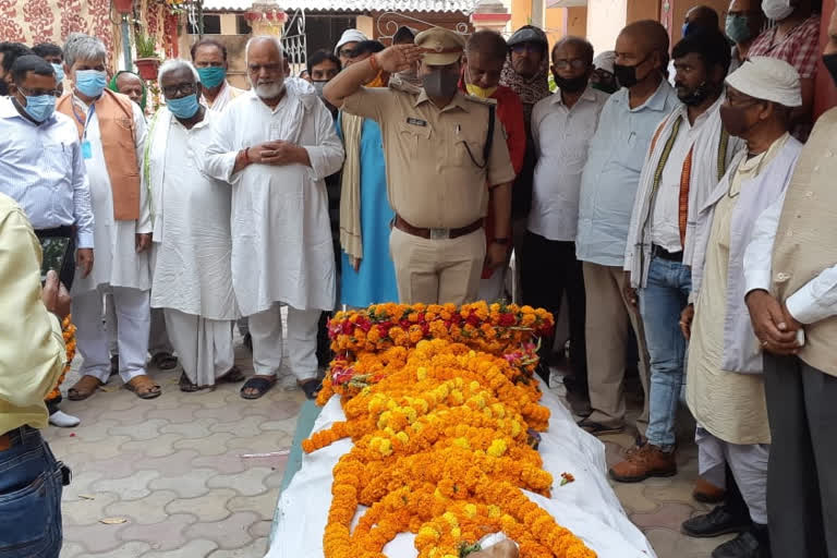 विधान परिषद के पूर्व सभापति अरुण कुमार को राजकीय सम्मान के साथ अंतिम विदाई दी गई