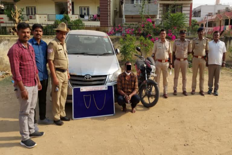 house thief arested   by bagalkunte police