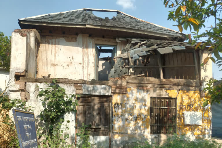 bad condition of primary health center in pandvi hamirpur