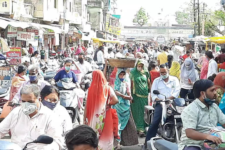 Chittorgarh news, Huge crowd in market