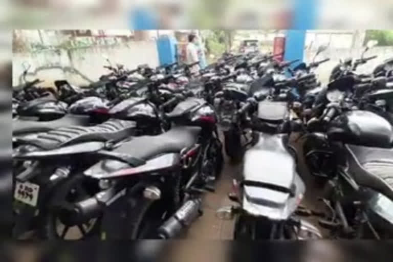 paderu police arrest bike thieves at paderu