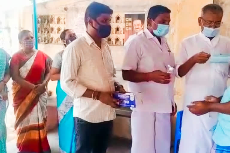 வீடு வீடாக சென்று முகக்கவசம் வழங்கும் அரசு பள்ளி ஆசிரியர்கள்