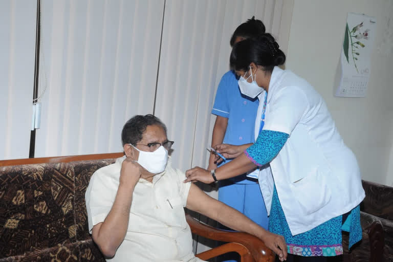 former DCM Parameshwar received the vaccination, former DCM Parameshwar received the vaccination in Tumkur, former DCM Parameshwar news, ವ್ಯಾಕ್ಸಿನ್ ಪಡೆದ ಮಾಜಿ ಡಿಸಿಎಂ ಪರಮೇಶ್ವರ್, ತುಮಕೂರಿನಲ್ಲಿ ವ್ಯಾಕ್ಸಿನ್ ಪಡೆದ ಮಾಜಿ ಡಿಸಿಎಂ ಪರಮೇಶ್ವರ್, ಮಾಜಿ ಡಿಸಿಎಂ ಪರಮೇಶ್ವರ್ ಸುದ್ದಿ,