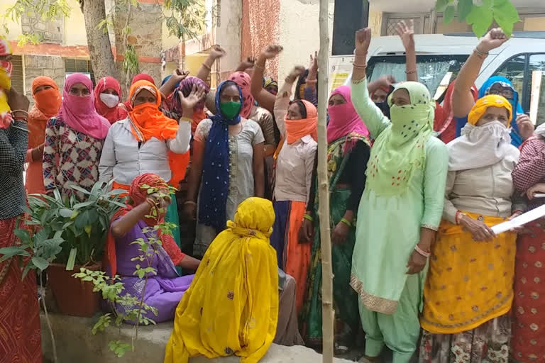 Women protest, Zilla Parishad