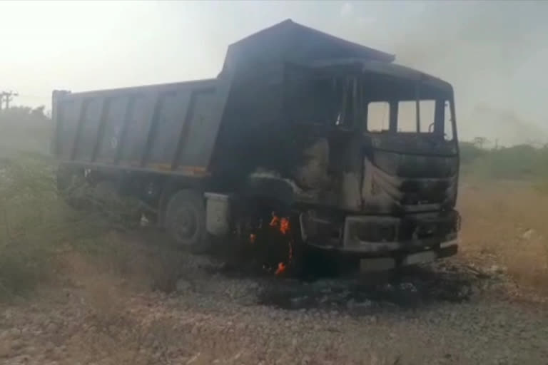 Fire in truck over Jaisalmer dispute, विवाद को लेकर ठेकेदार के ट्रकों में हुई तोड़फोड़