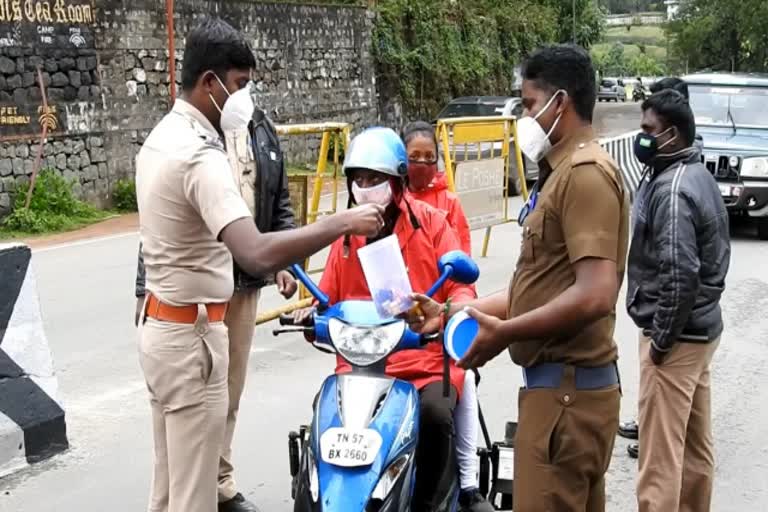 முகக்கவசம் அணிந்து வருபவர்களுக்கு இனிப்பு வழங்கிய காவல்துறையினர்