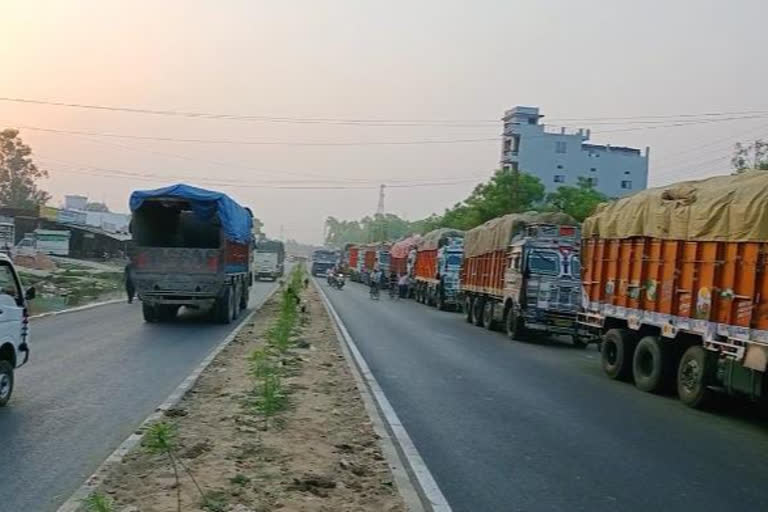 गोरखपुर-देवरिया मार्ग पर ट्रकों की कतार